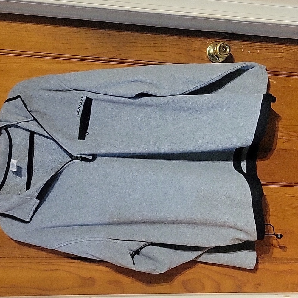 Mens Old Navy fleece sweatshirt.Size 2X Color gray and black.
